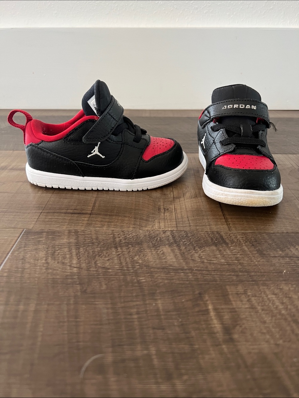 Jordan Kids Low-Top Sneakers in Black and Red